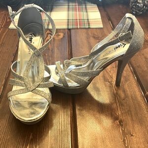 Prom Heals size 8 Glitter silver.